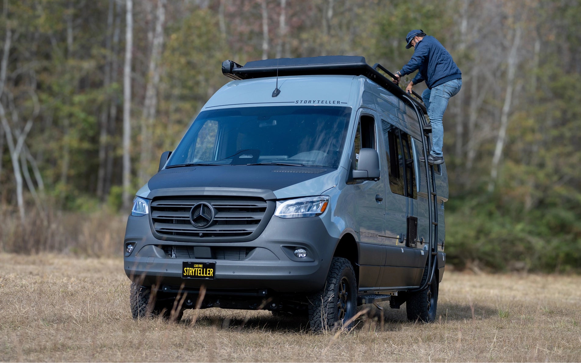 Storyteller Adventure Van DARK MODE in Nature